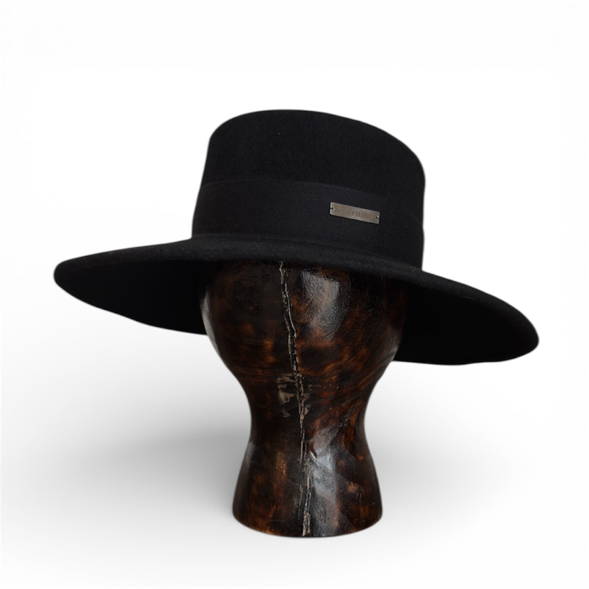 Велурена шапка в черно