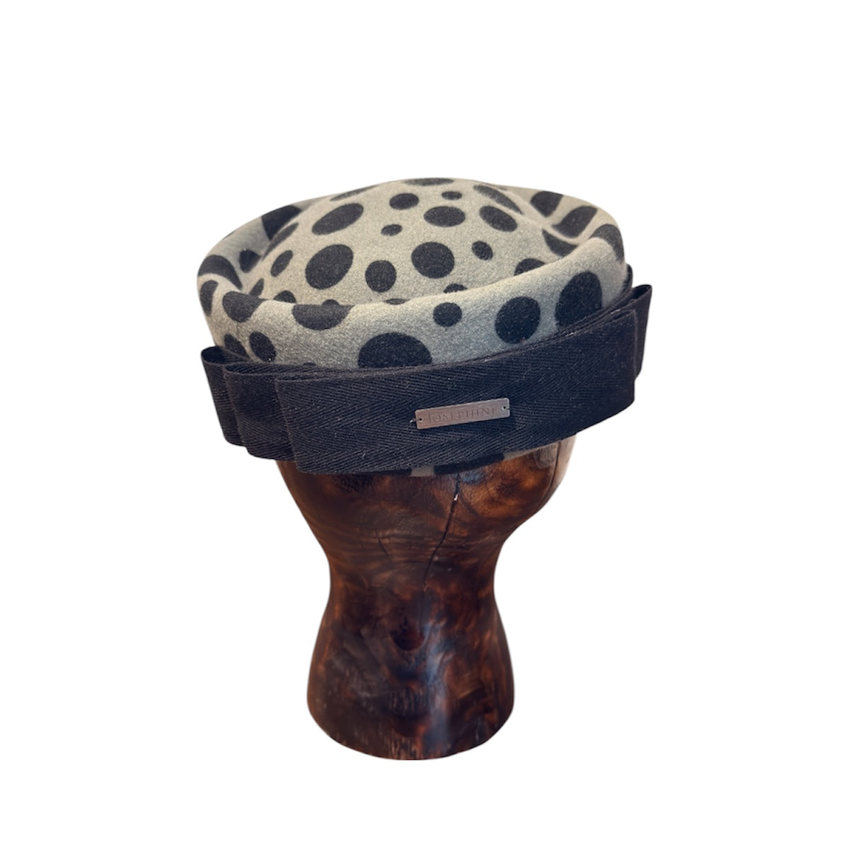 Малка елегантна шапка