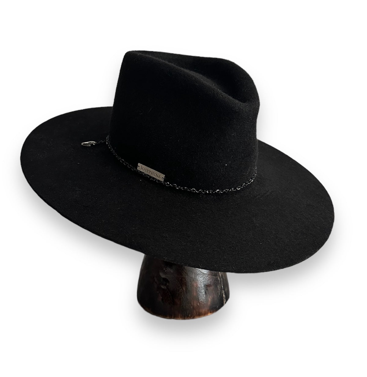 Черна шапка HEARTH OF FEDORA