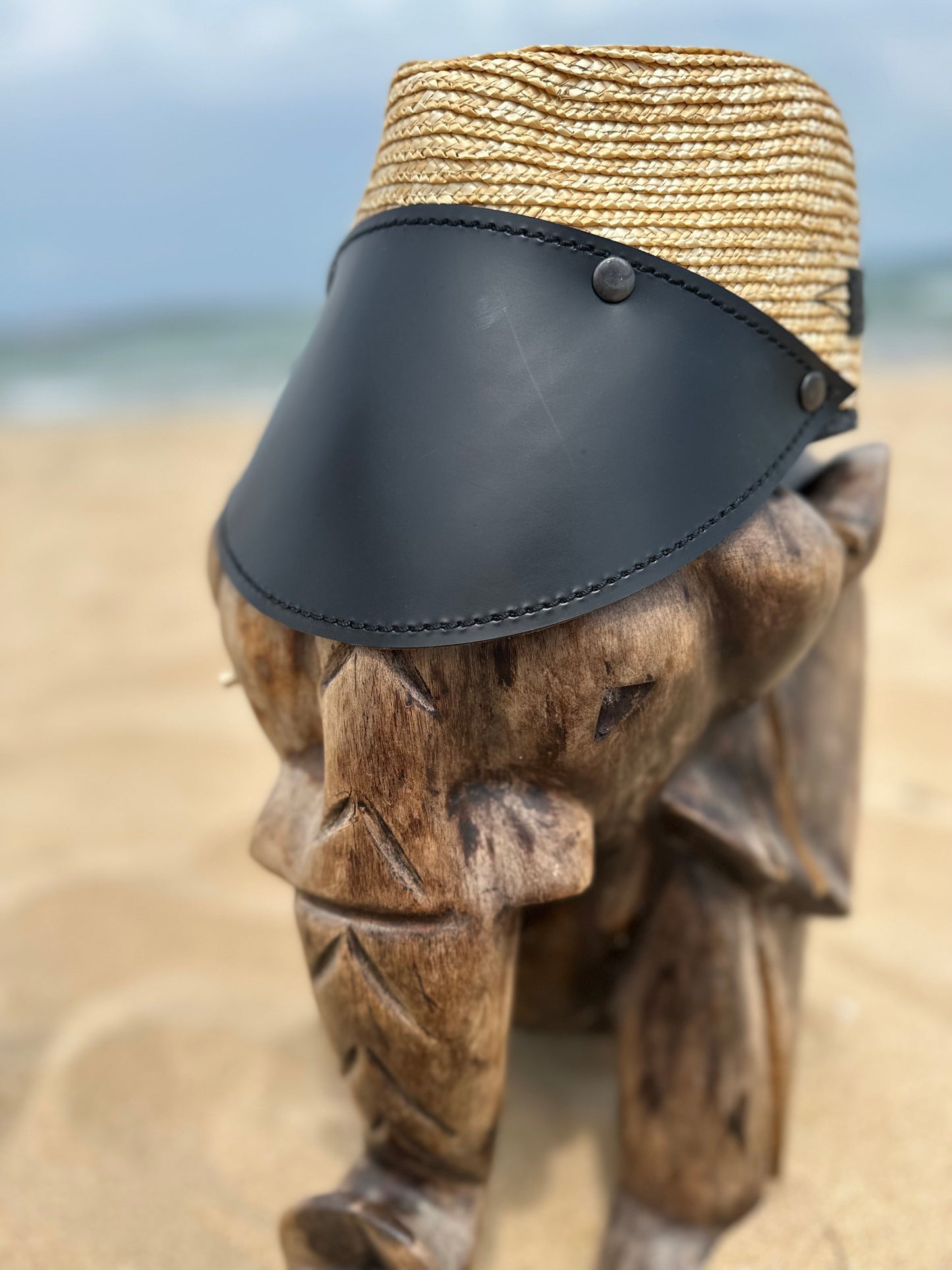 Шапка с кожена козирка THE VISOR