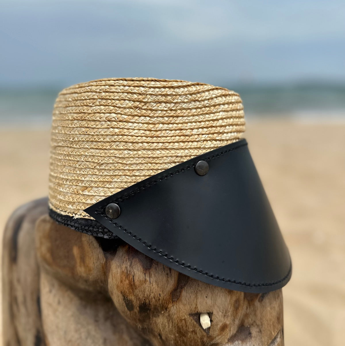 Шапка с кожена козирка THE VISOR