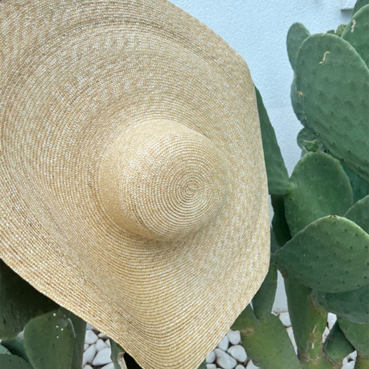 Wide-brimmed ONE METERS HAT