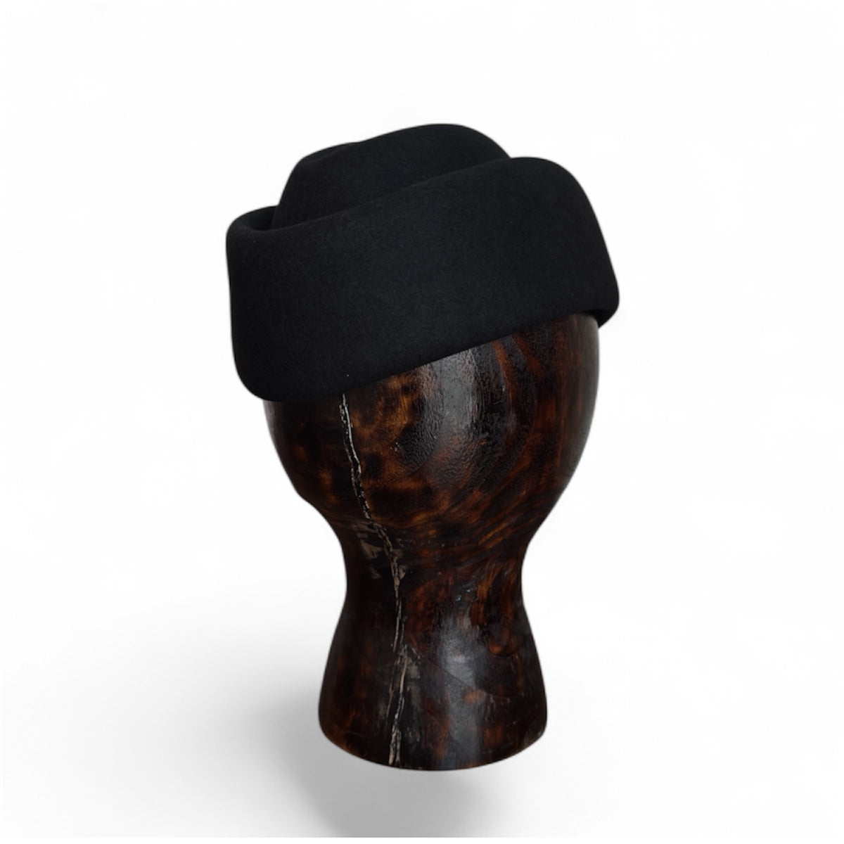 Черна малка шапка