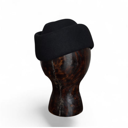 Черна малка шапка
