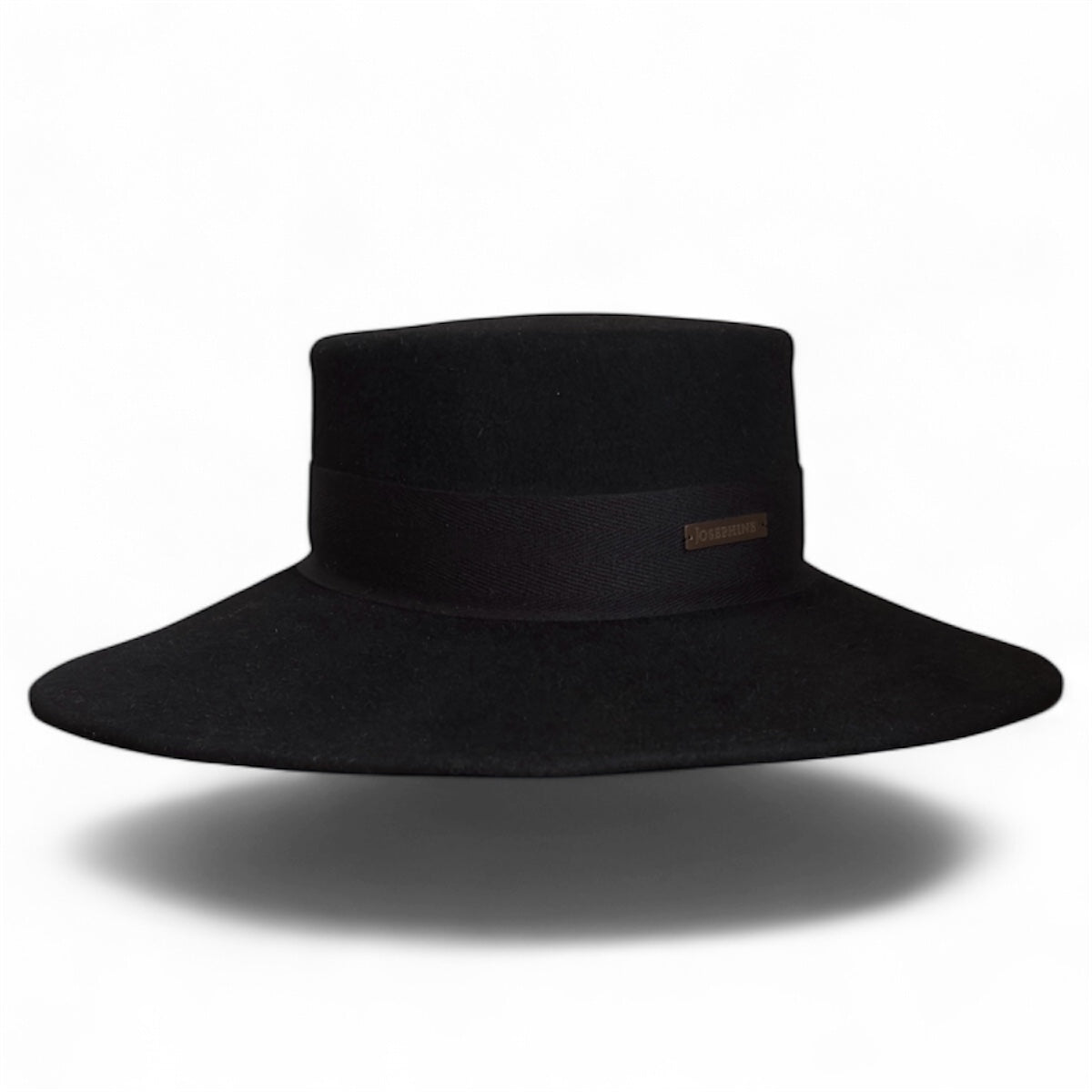 Велурена шапка в черно