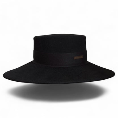 Велурена шапка в черно