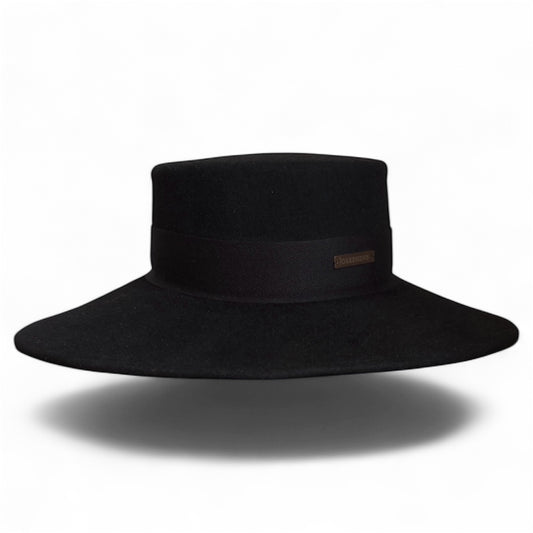 Велурена шапка в черно