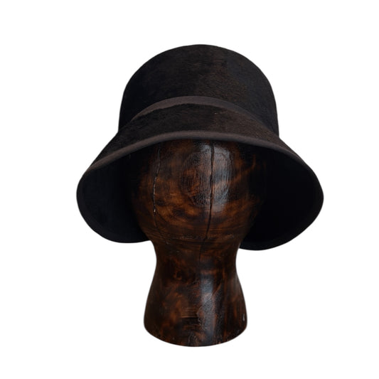 Елегантна шапка с брошка