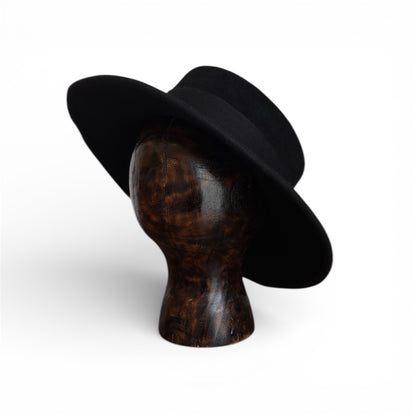 Велурена шапка в черно