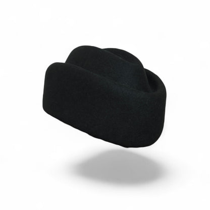 Черна малка шапка