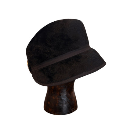 Елегантна шапка с брошка