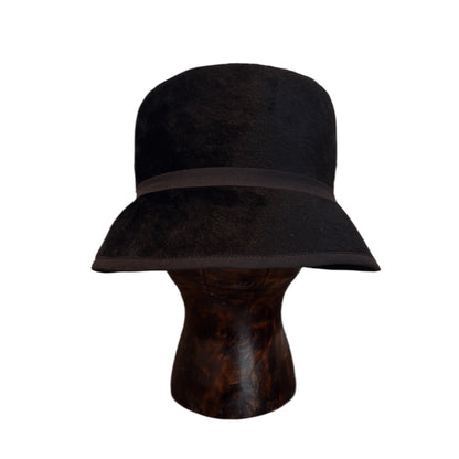 Елегантна шапка с брошка