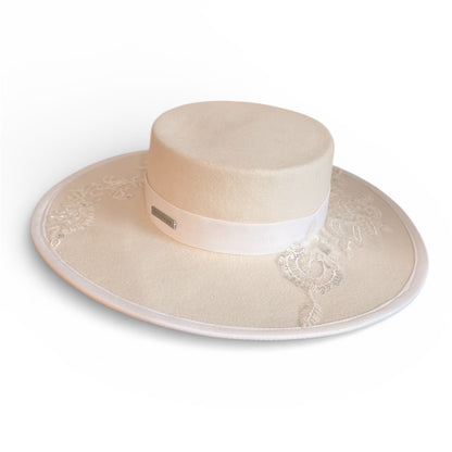 Бяла шапка "Bollero"