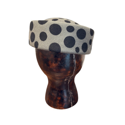 Малка елегантна шапка