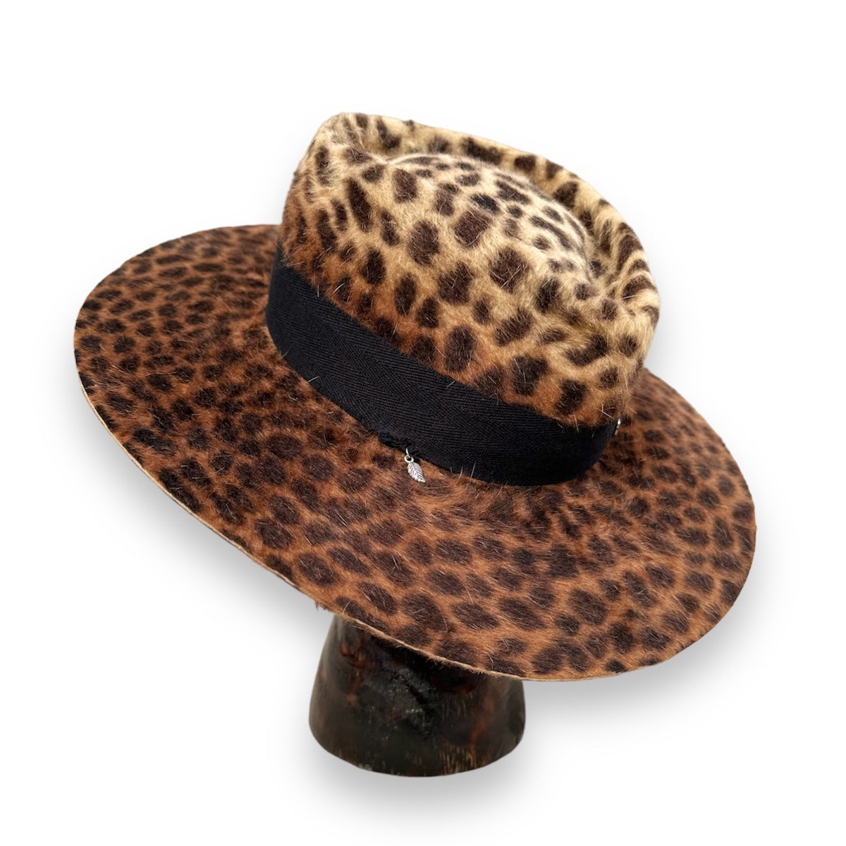 Елегантна шапка DILAILA с леопардова шарка