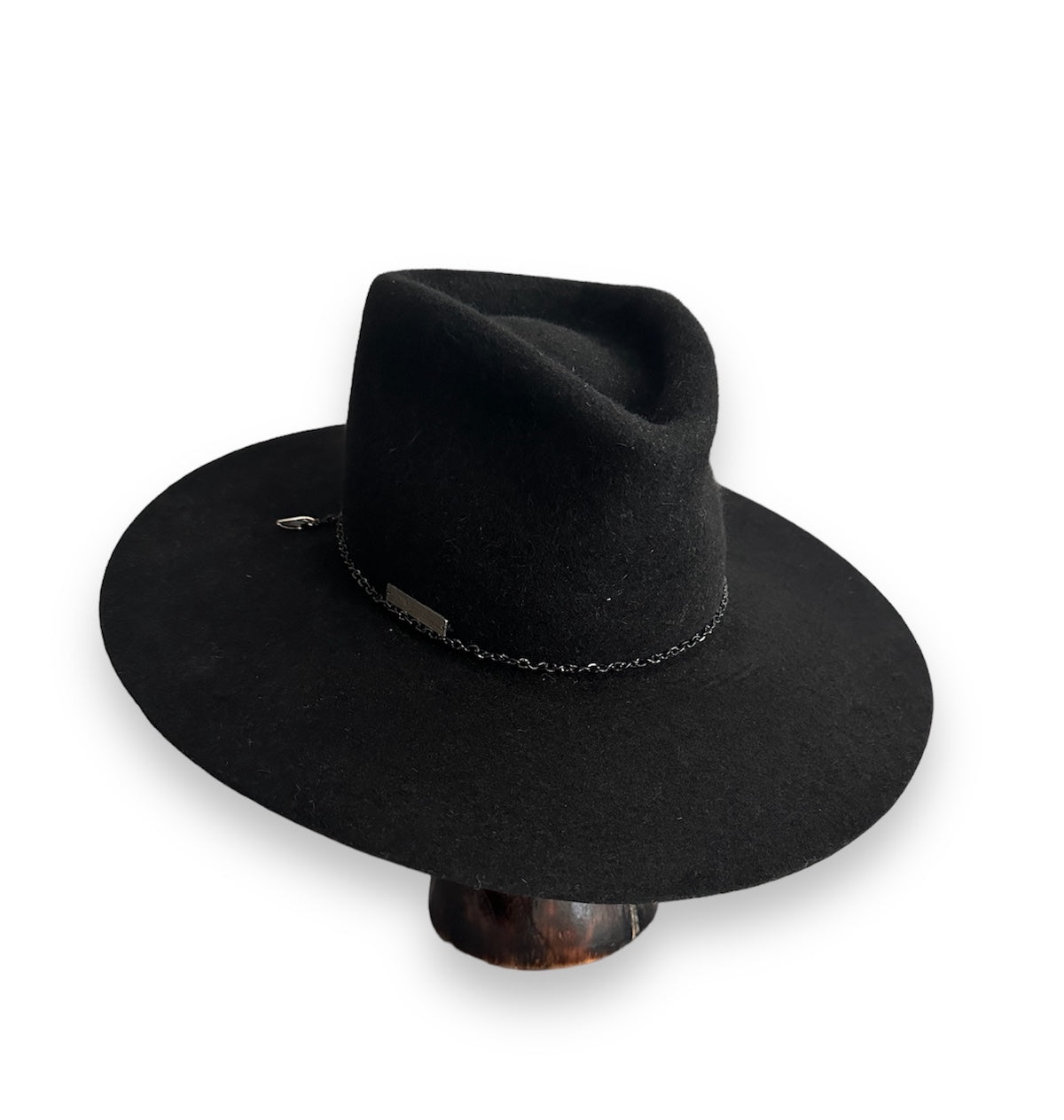 Черна шапка HEARTH OF FEDORA