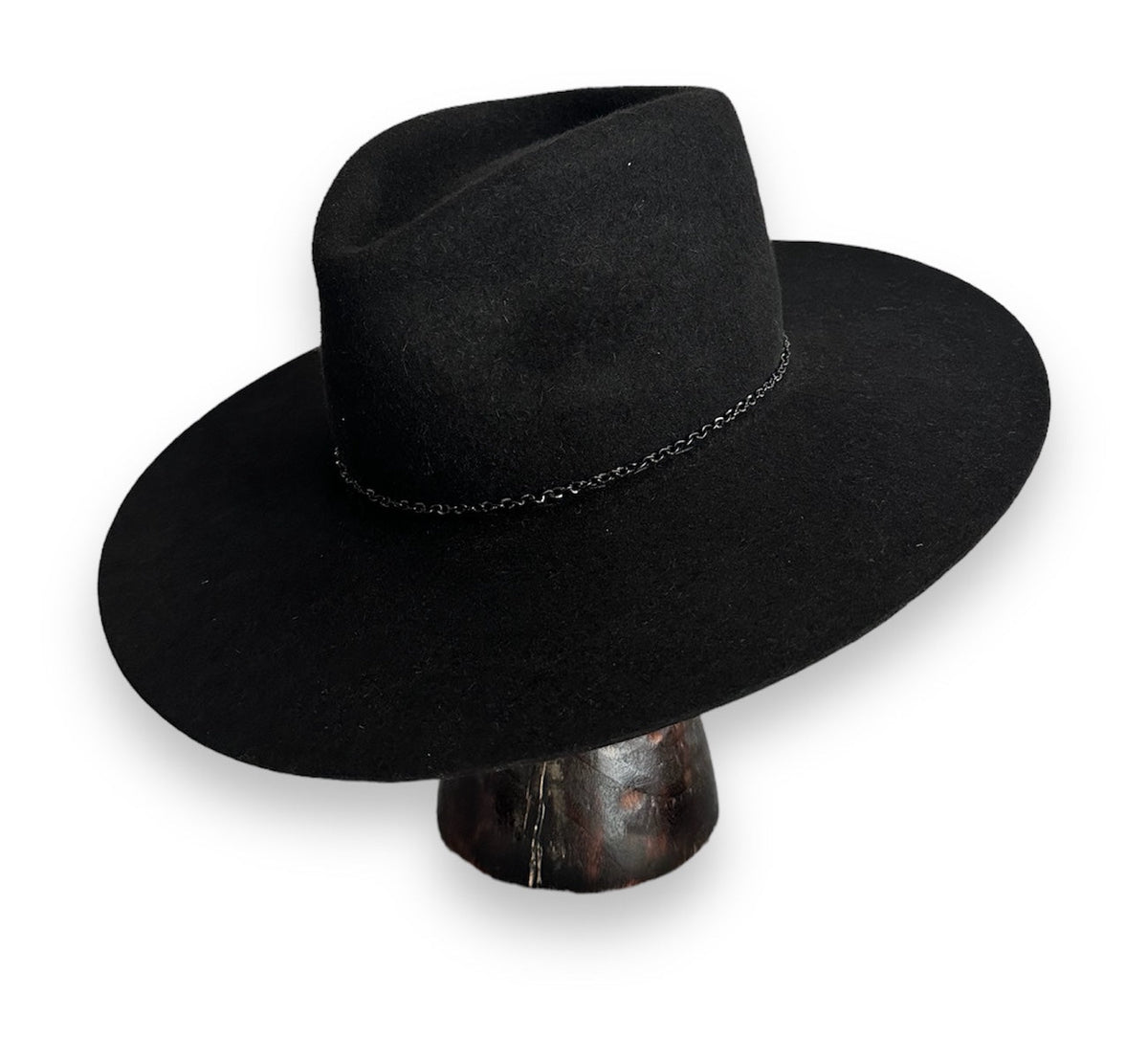 Черна шапка HEARTH OF FEDORA