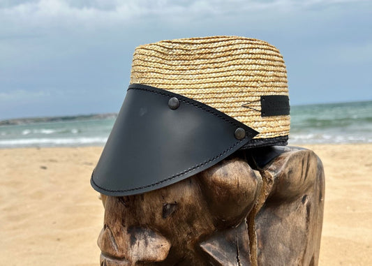 Шапка с кожена козирка THE VISOR