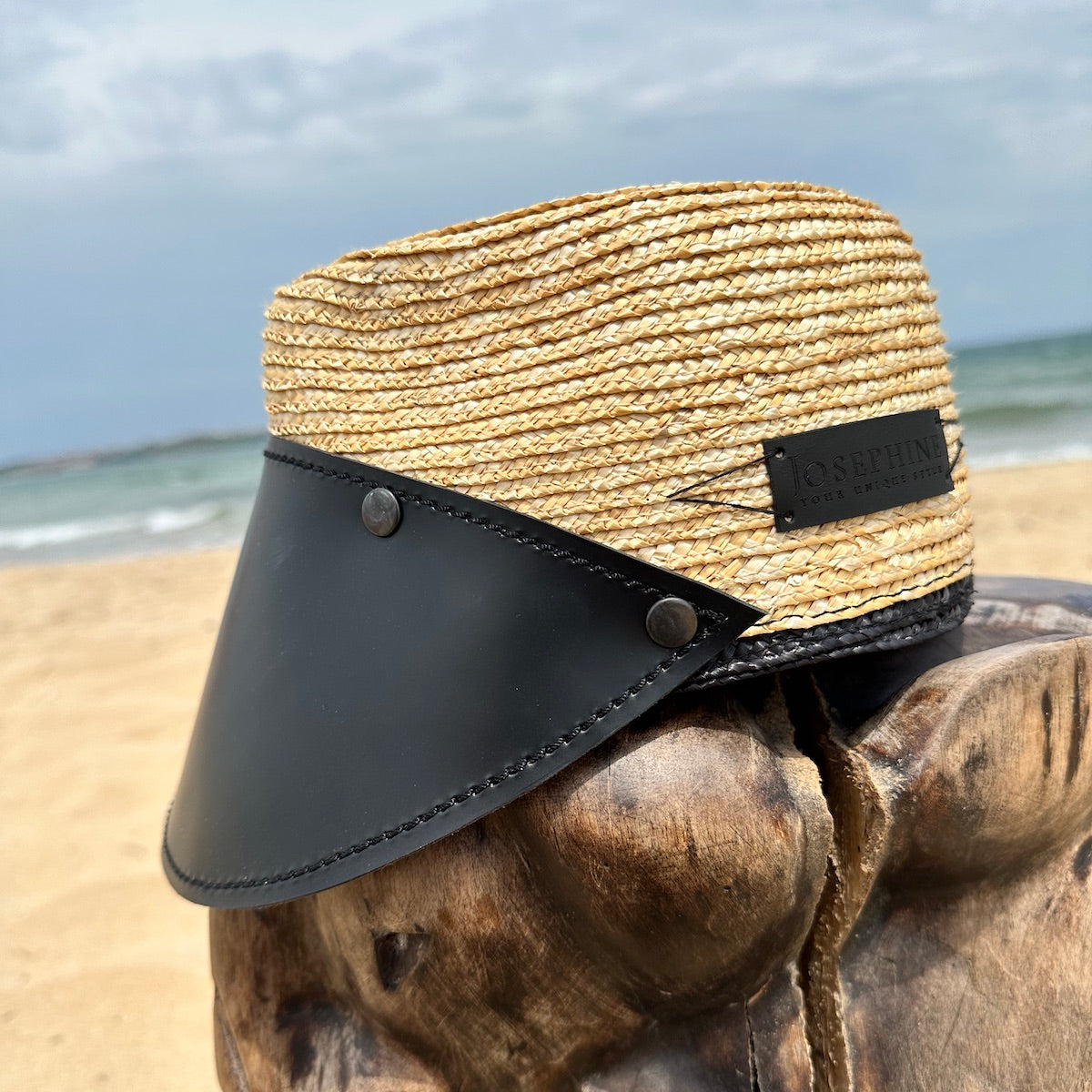 Шапка с кожена козирка THE VISOR