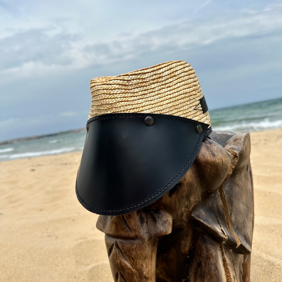 Шапка с кожена козирка THE VISOR
