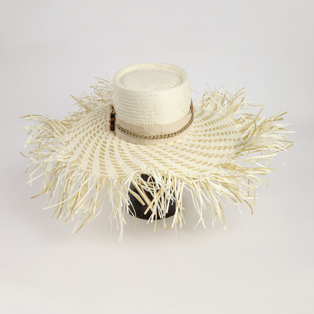 Бяла плажна шапка със златни елементи MILOS BEACH HAT