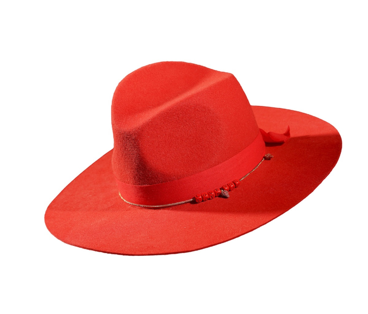 Изтънчена шапка в червено THE RED SCARLET