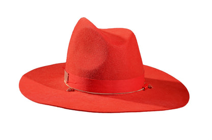 Изтънчена шапка в червено THE RED SCARLET