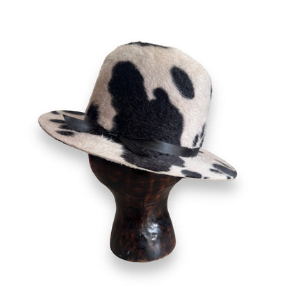 Необикновената шапка COW PRINT