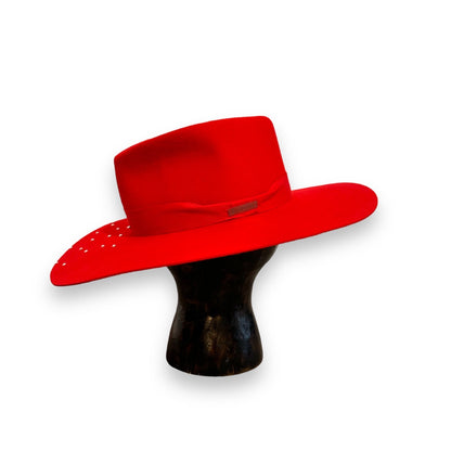 Класическа шапка в червено  CALLA